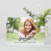 Moderne Script-2-Foto-Graduierungspartei mit Pinse Einladung (Stehend Vorderseite)