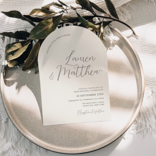 Moderne Script Arch Ecru Hochzeitseinladung Einladung