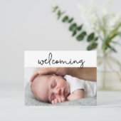 Moderne Script Baby Foto Geburtskarte Ankündigungspostkarte (Stehend Vorderseite)