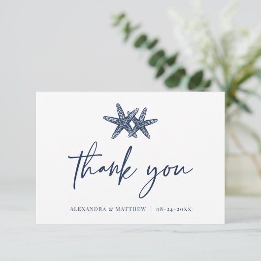 Moderne Script Beach Starfish Blue Wedding Dankeskarte (Stehend Vorderseite)