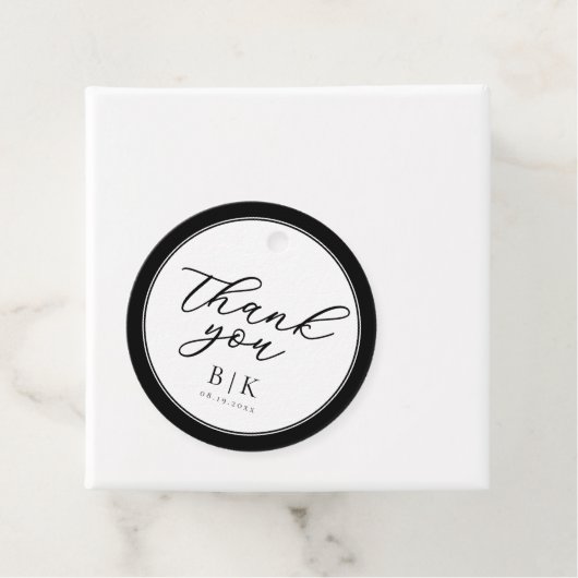 Moderne Script Black and White Border Wedding Geschenkanhänger (Beispiel)