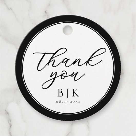 Moderne Script Black and White Border Wedding Geschenkanhänger (Vorderseite)