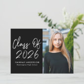 Moderne Script Black Class of 2025 Graduation Part Einladung (Stehend Vorderseite)