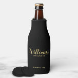 Moderne Script Black&Gold Personalisierte Trauzeug Flaschenkühler<br><div class="desc">Modernes Script Personalisierte Trauzeugen Bottle Cooler mit dem Namen des personalisierten Trauzeugen im modernen Schriftart-Stil mit dem Titel und Hochzeitstag in modernen Sans Serif Schriftart Stil auf schwarzem Hintergrund. Auch perfekt für Trauzeugin, Blütenmädchen, Brautmutter, Trauzeugen, Trauzeuge und mehr. Bitte beachten Sie: Die Details der Folie werden im Kunstwerk simuliert. Bei...</div>