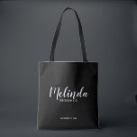 Moderne Script Black Personalisiert Bridesmaiers Tasche<br><div class="desc">Modernes Drehbuch Personalisierte Bridesmaids Tote Bag mit personalisierten Namen als Brautjungfrau im modernen, weißen Schriftart-Stil mit Titel und Hochzeitdatum in modernen sans Serif Schriftart Stil auf schwarzem Hintergrund. Auch perfekt für die Trauzeugin, Blumenmädchen, Brautmutter und vieles mehr.</div>