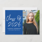 Moderne Script Blue Class of 2025 Graduation Party Einladung (Vorderseite)