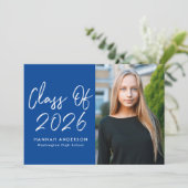 Moderne Script Blue Class of 2025 Graduation Party Einladung (Stehend Vorderseite)