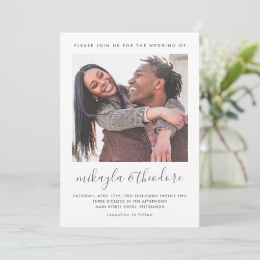 Moderne Script Botanical Foto Hochzeit Einladung (Stehend Vorderseite)