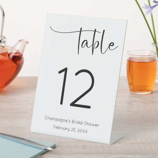 Moderne Script-Brautparty-Tischnummer Sockelschild (In Situ)