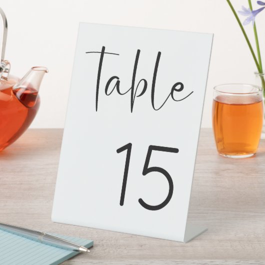 Moderne Script-Brautparty-Tischnummer Sockelschild (In Situ)