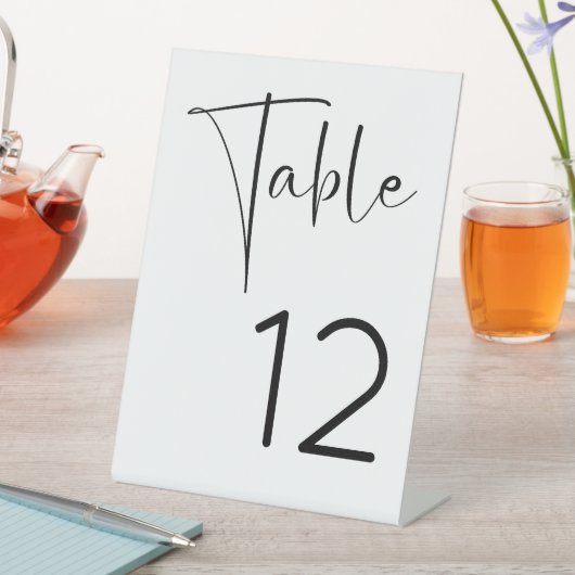 Moderne Script-Brautparty-Tischnummer Sockelschild (In Situ)