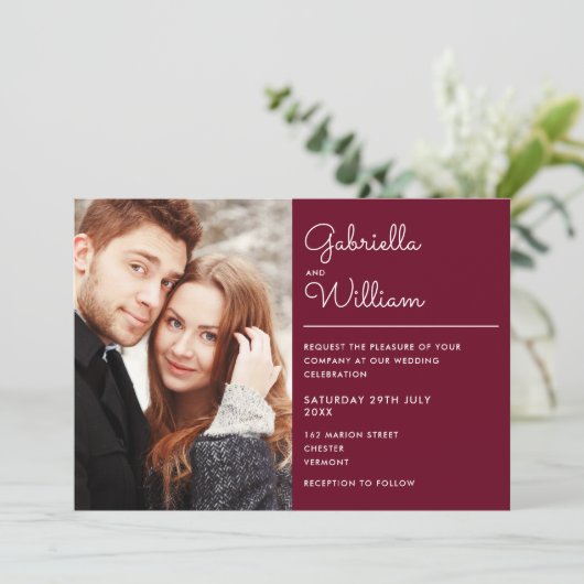 Moderne Script Burgundy Foto Wedding Einladung (Stehend Vorderseite)