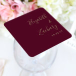 Moderne Script Burgundy Gold Wedding Rechteckiger Pappuntersetzer<br><div class="desc">Diese einfachen,  modernen Hochzeitsfavoriten sind mit goldfarbenem Untersetzer versehen,  der auf einem bordeauxfarbenen Hintergrund am rechten Rand ausgerichtet ist. Fügen Sie die Namen des Paares in stilvoller Handschrift Kalligrafie hinzu.</div>