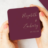 Moderne Script Burgundy Gold Wedding Rechteckiger Pappuntersetzer