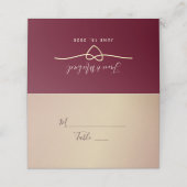 Moderne Script Burgundy Wedding Platzkarte (Außenseite Aufgefaltet)