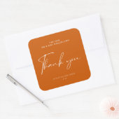 Moderne Script Burnt Orange Gastgeschenk Hochzeit  Quadratischer Aufkleber (Umschlag)