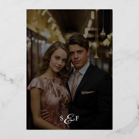 Moderne Script Calligraphy Black Foto Wedding Folieneinladung (Rückseite)