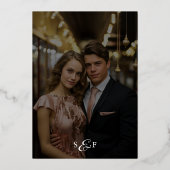 Moderne Script Calligraphy White Foto Wedding Folieneinladung (Rückseite)