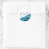 Moderne Script Cheers, Blue Green Aqua Watercolor Runder Aufkleber (Tasche)