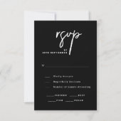 Moderne Script Chic Black and White Wedding RSVP Karte (Vorderseite)