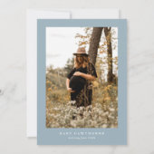 Moderne Script Dusty Blue Foto Baby Dusche Einladung (Rückseite)