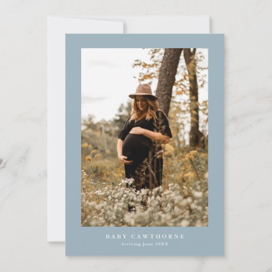 Moderne Script Dusty Blue Foto Baby Dusche Einladung (Rückseite)