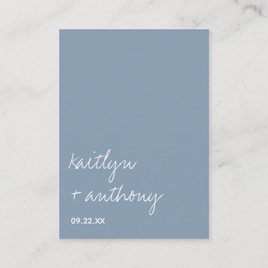 Moderne Script Dusty Blue Minimalistic Wedding Begleitkarte (Rückseite)