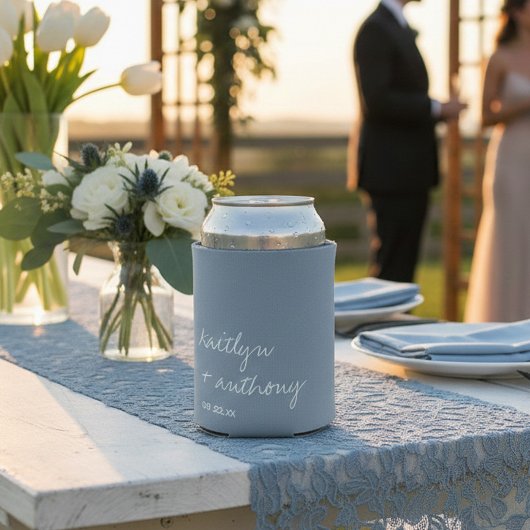 Moderne Script Dusty Blue Minimalistic Wedding Dosenkühler