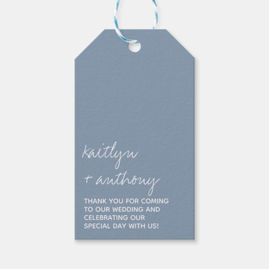 Moderne Script Dusty Blue Minimalistic Wedding Geschenkanhänger (Vorderseite)