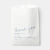 Moderne Script Dusty Blue Minimalistic Wedding Geschenktütchen (Vorderseite)