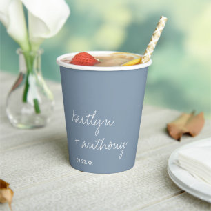 Moderne Script Dusty Blue Minimalistic Wedding Pappbecher