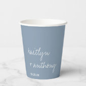 Moderne Script Dusty Blue Minimalistic Wedding Pappbecher (Rückseite)