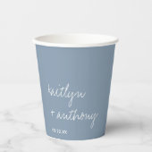 Moderne Script Dusty Blue Minimalistic Wedding Pappbecher (Vorderseite)