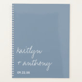 Moderne Script Dusty Blue Minimalistic Wedding Planer (Vorderseite)