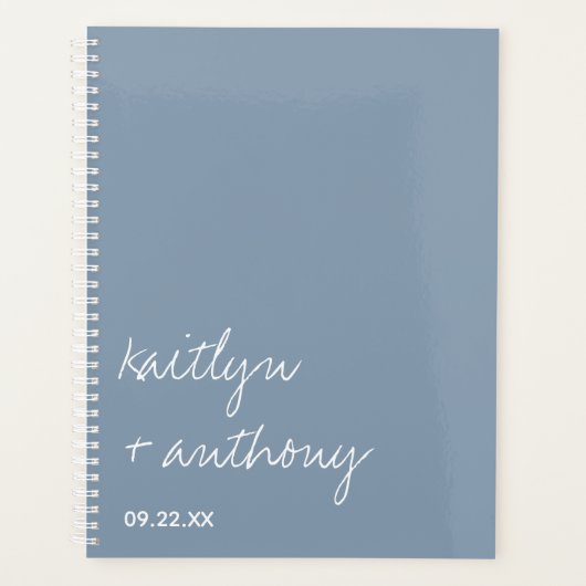 Moderne Script Dusty Blue Minimalistic Wedding Planer (Vorderseite)