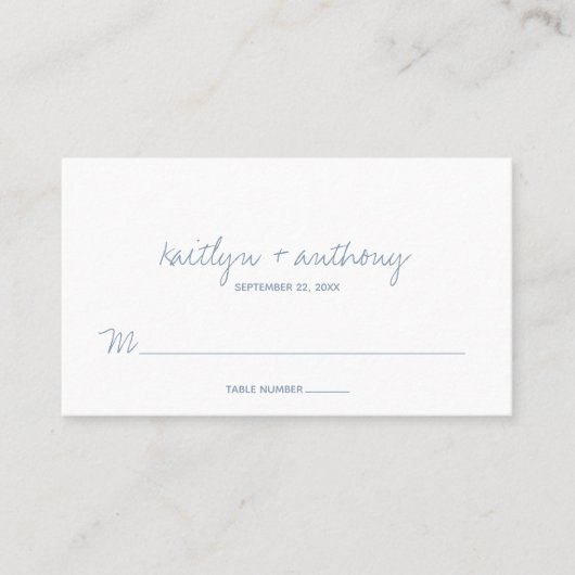 Moderne Script Dusty Blue Minimalistic Wedding Platzkarte (Vorderseite)