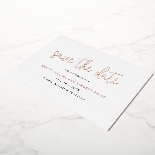 Moderne Script Elegant Wedding Save the Date Folieneinladung (Gedreht)