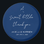 Moderne Script Elegant Wedding Vielen Dank Magnet<br><div class="desc">Teilen Sie Ihre Dankbarkeit mit einem Geschenk, das sie Liebe. Unsere personalisierten Hochzeitsbedanker sind der ideale Weg, um Ihren besonderen Tag zu begehen und gleichzeitig Ihren Gästen zu danken, dass sie ein Teil davon sind. Geben Sie Ihren Gästen eine schöne, praktische Erinnerung der Liebe und Freude, die Sie geteilt haben,...</div>