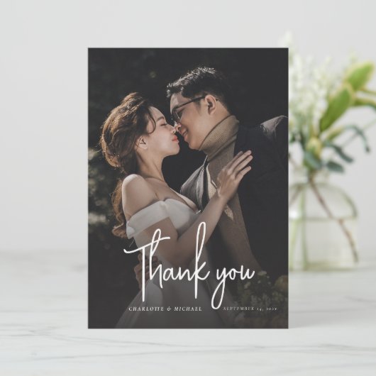 Moderne Script Elegantes Foto Hochzeit Dankeskarte (Stehend Vorderseite)