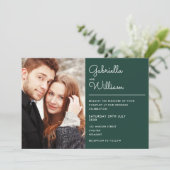 Moderne Script Emerald Green Foto Hochzeit Einladung (Stehend Vorderseite)