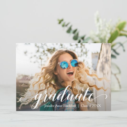 Moderne Script-Foto-Graduierungspartei Einladung (Stehend Vorderseite)