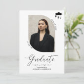 Moderne Script-Foto-Graduierungspartei Einladung (Stehend Vorderseite)