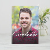 Moderne Script-Foto-Graduierungspartei Einladung (Stehend Vorderseite)