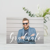 Moderne Script-Foto-Graduierungspartei Einladung (Stehend Vorderseite)