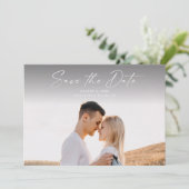 Moderne Script-Foto-Hochzeit Save The Date (Stehend Vorderseite)