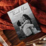 Moderne Script Foto Hochzeit Vielen Dank Postkarte<br><div class="desc">Script Foto Hochzeit elegant stilvolle moderne danke Karte. Teil einer Hochzeitskollektion. Die Farben können geändert werden. Die Rückseite beinhaltet eine Danksagung,  dass Sie für jeden Gast personalisieren oder entfernen können,  wenn Sie lieber schreiben Sie Ihren Dank. Klicken Sie auf die Schaltfläche Bearbeiten,  um dieses Design anzupassen.</div>