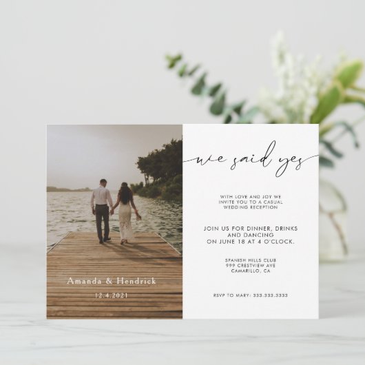 Moderne Script-Foto-Hochzeitsempfehlung Einladung (Stehend Vorderseite)