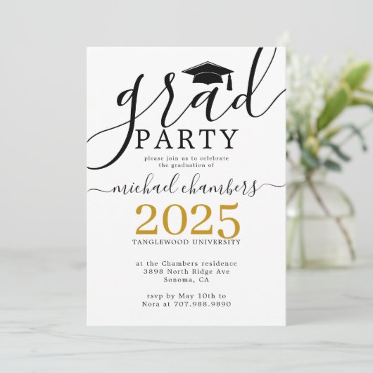 Moderne Script Gold Black Graduation Party Einladung (Stehend Vorderseite)