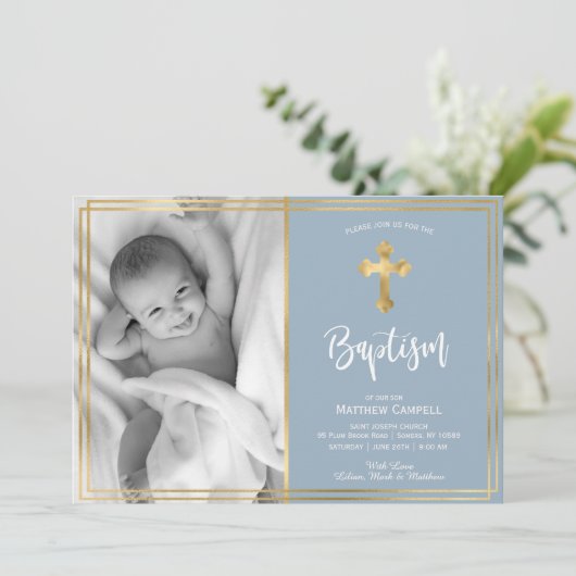 Moderne Script Gold Cross Blue Taufe Einladung (Stehend Vorderseite)