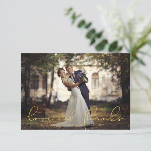 Moderne Script Gold LIEBE UND DANKE Foto Hochzeit (Stehend Vorderseite)